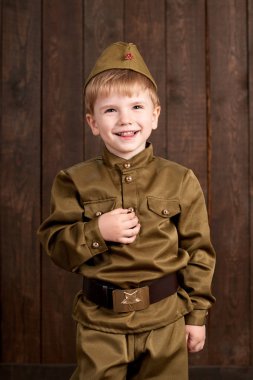 Çocuk retro askeri üniformalı asker gibi giyinmiş