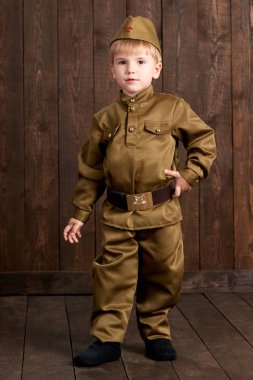 Çocuk retro askeri üniformalı asker gibi giyinmiş