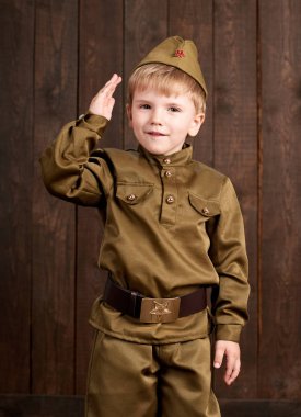 Çocuk retro askeri üniformalı asker gibi giyinmiş