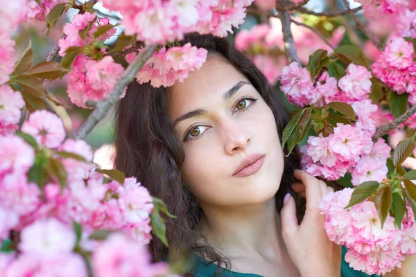 Krásná Dívka Pózuje Poblíž Sakura Květiny Jako Pozadí Detailní Obličej — Stock fotografie
