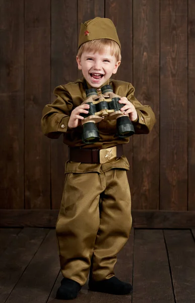 어린이 복고풍 군복에 군인으로 입고합니다 — 스톡 사진