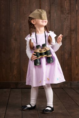 kız çocuk asker retro askeri harrison kap ve pembe elbisesi olarak giymiş