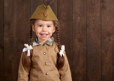 retro askeri üniformalı asker olarak giyinmiş kız çocuk