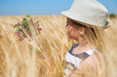çocuktur sarı buğday alan, parlak güneş, yaz manzara