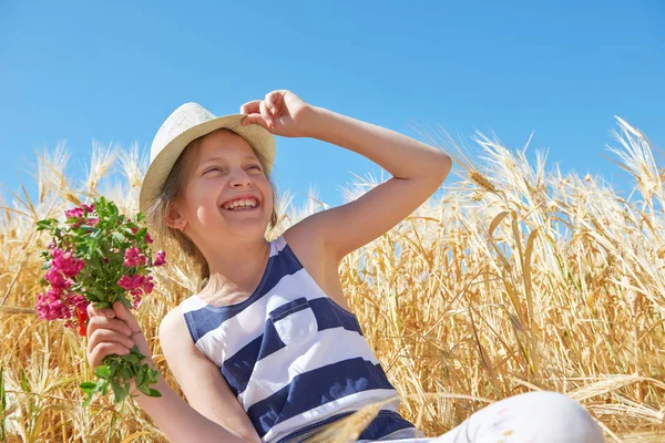 Bambino Nel Campo Grano Giallo Sole Luminoso Paesaggio Estivo — Foto Stock