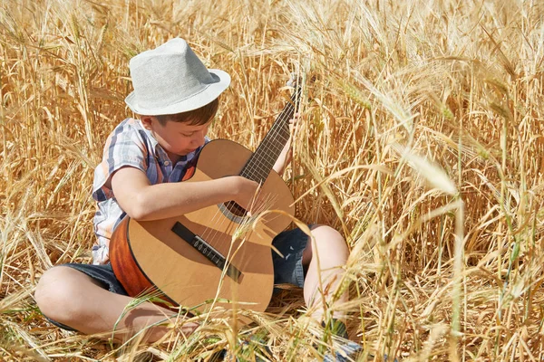 Kind Met Gitaar Gele Tarweveld Felle Zon Zomer Landschap — Stockfoto