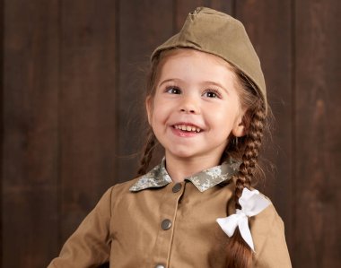 retro askeri üniformalı asker olarak giyinmiş kız çocuk