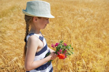 çocuktur sarı buğday alan, parlak güneş, yaz manzara