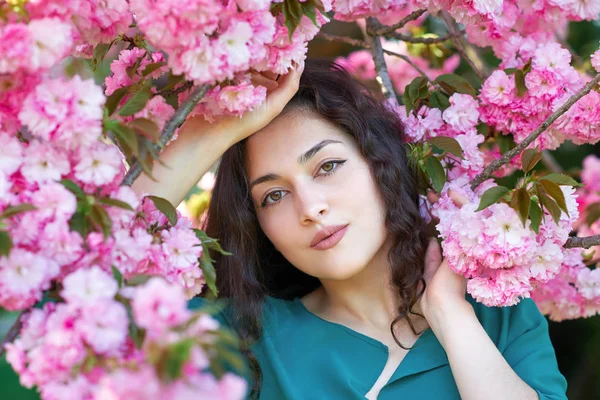 Gyönyörű Lány Pózol Közelében Sakura Virágokat Háttér Arc Közelkép Tavasz — Stock Fotó