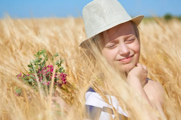 Niño Está Campo Trigo Amarillo Sol Brillante Paisaje Verano — Foto de Stock