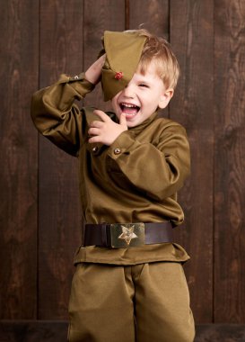 Çocuk retro askeri üniformalı asker gibi giyinmiş