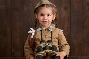 retro askeri üniformalı asker olarak giyinmiş kız çocuk