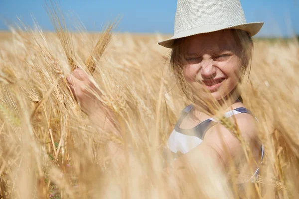 Enfant Est Dans Champ Blé Jaune Soleil Brillant Paysage Été — Photo