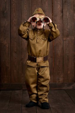 Çocuk retro askeri üniformalı asker gibi giyinmiş