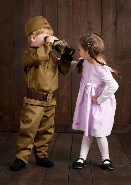 어린이 레트로 군복에 군인과 드레스에서로 입고합니다 — 스톡 사진
