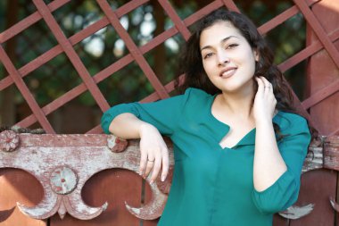 güzel kadın kırmızı boyalı eski ahşap duvara yakın poz