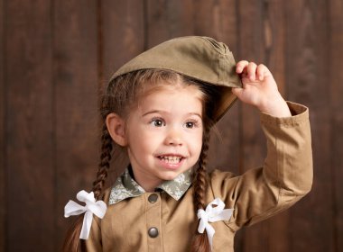 retro askeri üniformalı asker olarak giyinmiş kız çocuk