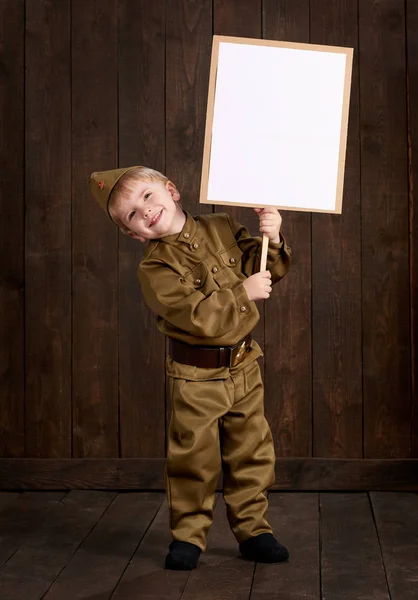 어린이 복고풍 군복에 군인으로 됩니다 베테랑 초상화에 포스터를 — 스톡 사진