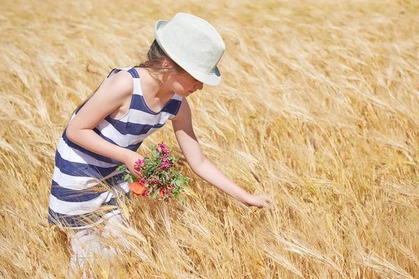 Dítě Dívka Procházky Žluté Pšeničné Pole Slunce Letní Krajina — Stock fotografie