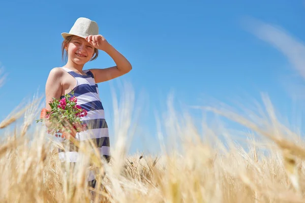 Enfant Fille Marche Dans Champ Blé Jaune Soleil Brillant Paysage — Photo