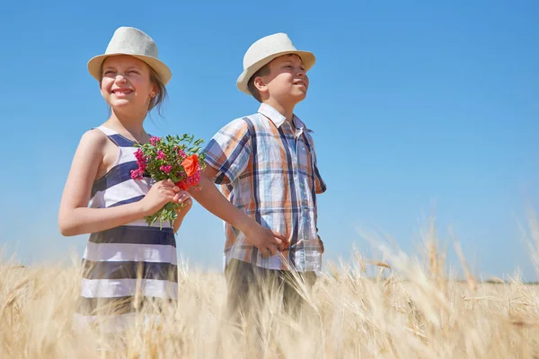 Kind Jongen Meisje Zijn Gele Tarweveld Felle Zon Zomer Landschap — Stockfoto