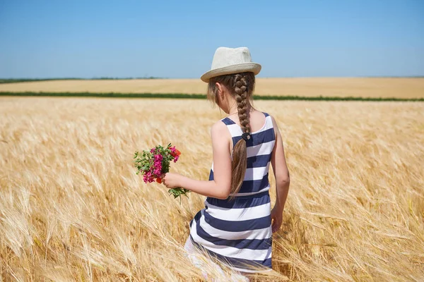 Bambina Passeggiando Nel Campo Grano Giallo Sole Luminoso Paesaggio Estivo — Foto Stock