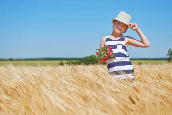 Bambina Passeggiando Nel Campo Grano Giallo Sole Luminoso Paesaggio Estivo — Foto Stock