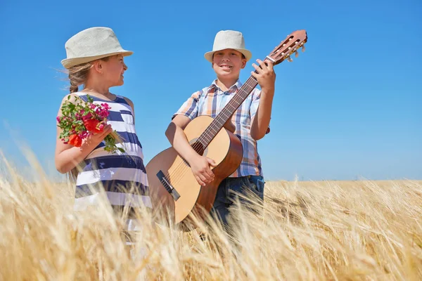 Хлопчик Дівчинка Гітарою Жовтому Пшеничному Полі Яскраве Сонце Літній Пейзаж — стокове фото