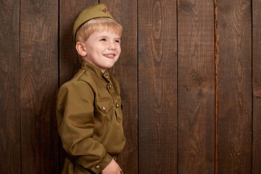 Çocuk retro askeri üniformalı asker gibi giyinmiş