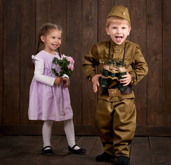 Мальчик Одет Солдат Ретро Военную Форму Девочка Розовом Платье — стоковое фото