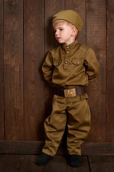 어린이 복고풍 군복에 군인으로 입고합니다 — 스톡 사진