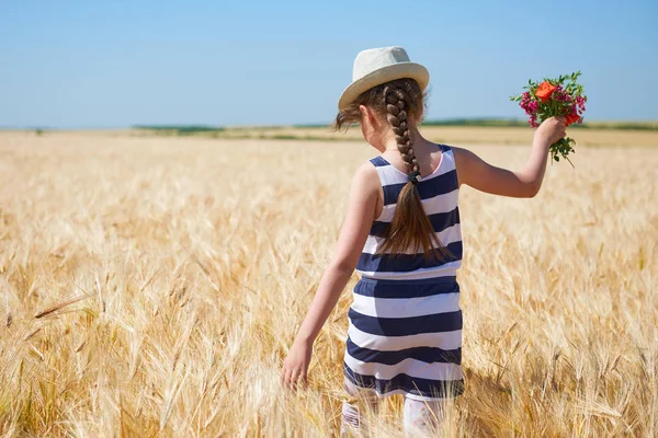 黄色の麦畑 明るい太陽の下 夏の風景を歩いて子供の女の子 — ストック写真