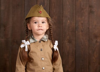 retro askeri üniformalı asker olarak giyinmiş kız çocuk