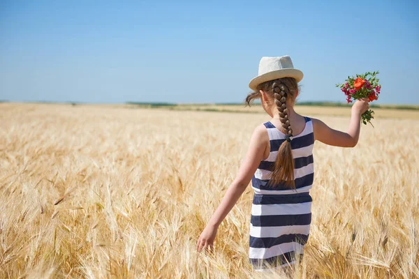 Bambina Passeggiando Nel Campo Grano Giallo Sole Luminoso Paesaggio Estivo — Foto Stock