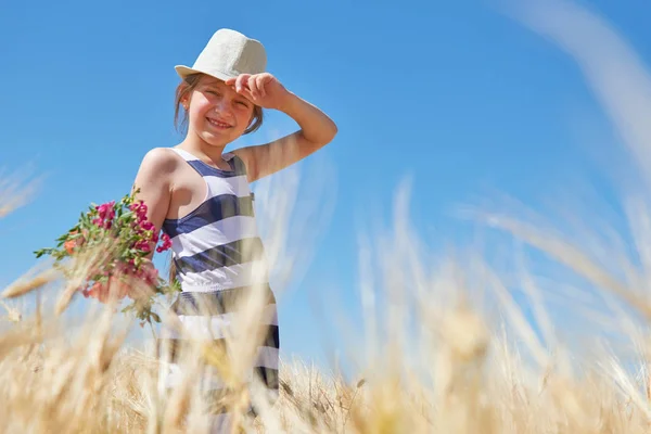 Enfant Fille Marche Dans Champ Blé Jaune Soleil Brillant Paysage — Photo