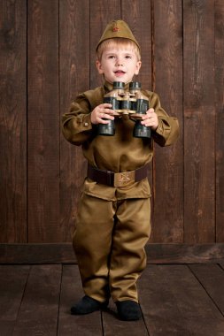 Çocuk retro askeri üniformalı asker gibi giyinmiş