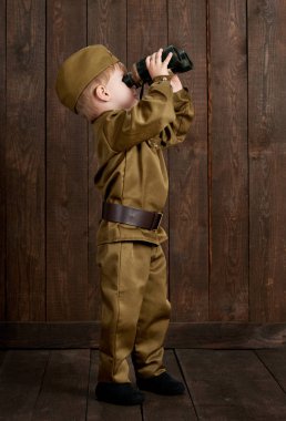 Çocuk retro askeri üniformalı asker gibi giyinmiş