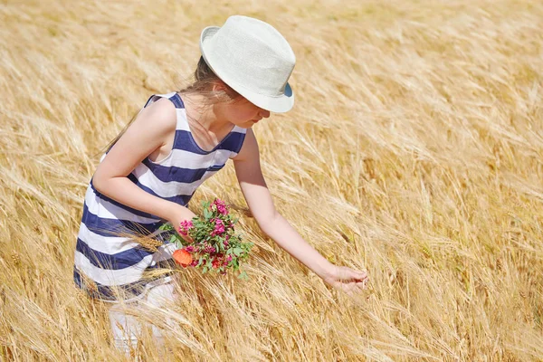 Kind Meisje Lopen Gele Tarweveld Felle Zon Zomer Landschap — Stockfoto