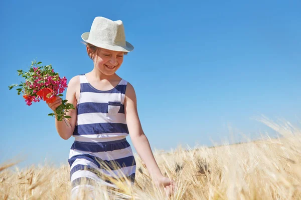 Child Girl Walking Yellow Wheat Field Bright Sun Summer Landscape — Stock Photo, Image