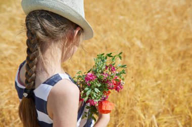 çocuktur sarı buğday alan, parlak güneş, yaz manzara