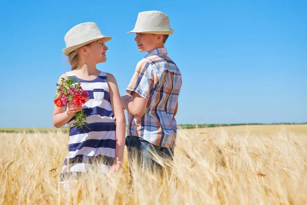 Enfant Garçon Fille Sont Dans Champ Blé Jaune Soleil Brillant — Photo