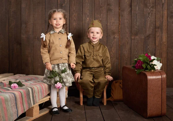 Дети Одеты Ретро Военную Форму Отправки Солдата Армию Темный Фон — стоковое фото