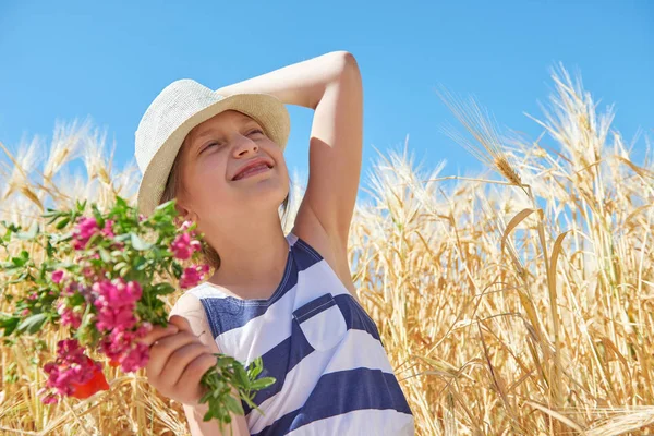 Dítě Žluté Pšeničné Pole Slunce Letní Krajina — Stock fotografie