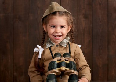 retro askeri üniformalı asker olarak giyinmiş kız çocuk