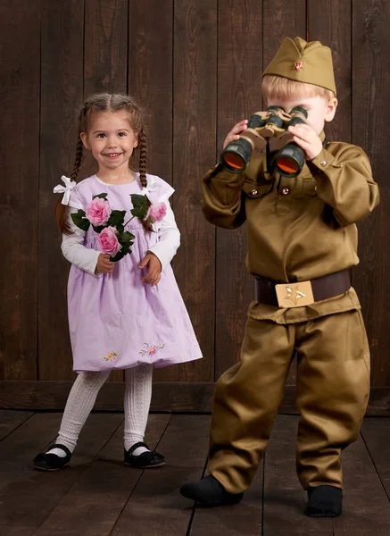 Мальчик Одет Солдат Ретро Военную Форму Девочка Розовом Платье — стоковое фото