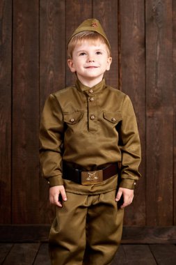 Çocuk retro askeri üniformalı asker gibi giyinmiş