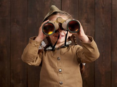 retro askeri üniformalı asker olarak giyinmiş kız çocuk