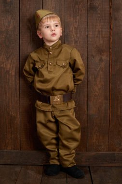 Çocuk retro askeri üniformalı asker gibi giyinmiş