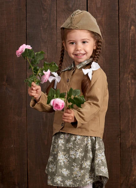 Девочка Одета Солдат Ретро Военную Форму — стоковое фото