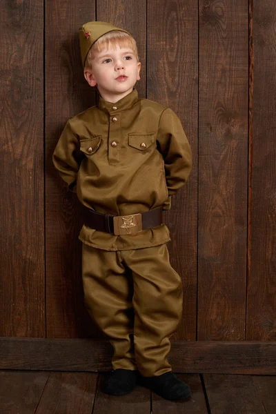 Çocuk retro askeri üniformalı asker gibi giyinmiş